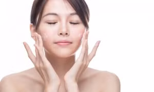 Mẹo trang điểm da mướt mịn không bị mốc phấn