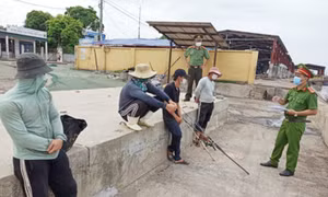 Phạt 8 triệu đồng 4 người đi câu cá trong ngày dịch