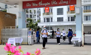 Các thí sinh dự thi vào Trường THPT Chuyên Hạ Long bắt đầu 4 môn thi đầu tiên