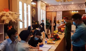 Một phóng viên bị hành hung khi ghi nhận việc xử lý thẩm mỹ viện chống lệnh phòng dịch