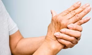 Người bệnh dùng thuốc ức chế miễn dịch có ảnh hưởng hiệu quả của vắc xin COVID-19?