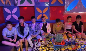 Hai quán karaoke mở cửa, bất chấp lệnh cấm