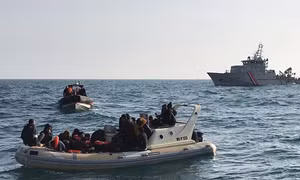 Lật tàu chở hàng trăm người ở ngoài khơi Yemen, 25 người tử vong