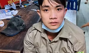 Thanh niên mặc đồng phục bảo vệ dân phố, cầm gậy chặn xe vòi tiền
