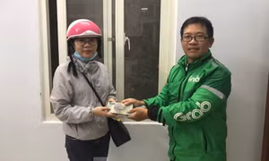 Tài xế Grab ở Nha Trang trả lại 100 triệu cho người đánh rơi
