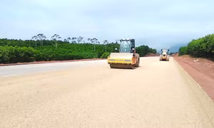 Cấm đường để thi công cao tốc Tiên Yên - Móng Cái