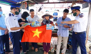 Chương trình “Cảnh sát biển đồng hành với ngư dân”