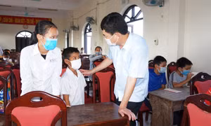 Phó Bí thư Thường trực Tỉnh ủy Ngô Hoàng Ngân thăm, tặng quà thiếu nhi tại TX Quảng Yên