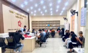 Người dân đến thực hiện thủ tục hành chính ở Trung tâm Phục vụ hành chính công phường Hiệp Hoà.