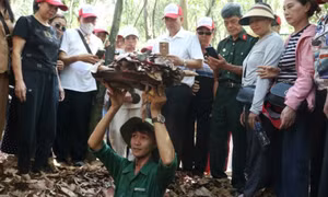Khách dồn về TP.HCM xem diễu binh, khách sạn hết chỗ, tour địa đạo Củ Chi kín vé