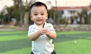 Bé 3 tuổi nhanh trí cứu bạn rơi xuống hố