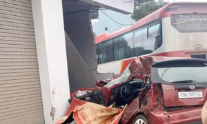 Xe chở công nhân tông vào ô tô đi ngược chiều, 2 vợ chồng thương vong