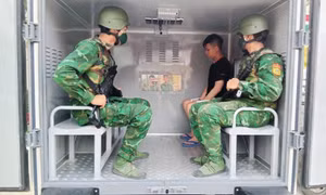 Bắt đối tượng mang súng và 25 viên đạn qua biên giới