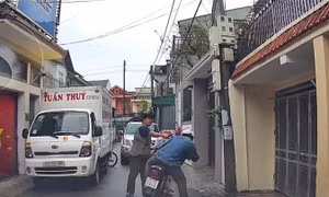 Đỗ xe chắn hết đường đi, tài xế còn cầm hung khí đánh người khi bị nhắc nhở