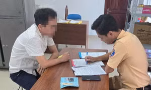 Tài xế xe biển xanh vượt đèn đỏ ở Bình Dương bị phạt 20 triệu, trừ 4 điểm GPLX
