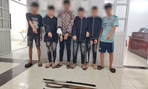 Vô cớ vác dao đuổi đánh, chiếm đoạt xe máy của người đi đường