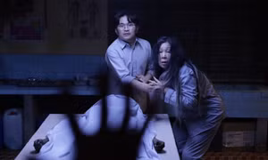 Phim của NSND Hồng Vân bất ngờ dừng chiếu, dàn diễn viên xin lỗi khán giả