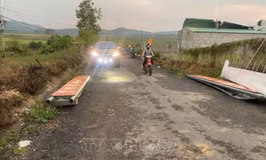 Dông sét làm 2 người thương vong và nhiều nhà tốc mái ở Kon Tum 