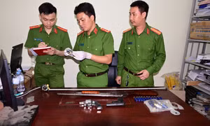 Gã đàn ông 'phê' ma túy đến trụ sở công an, lộ thêm việc tàng trữ 3 khẩu súng