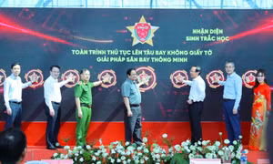 Thủ tướng đề nghị nhân rộng giải pháp lên tàu bay không cần giấy tờ