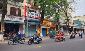 Nam thanh niên bị truy sát, chém rơi khỏi xe tử vong