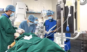 Tình trạng sức khỏe 12 nạn nhân vụ lật xe khách ở Tam Đảo, 1 ca tiên lượng xấu