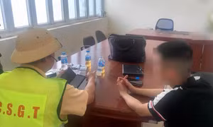 Tài xế say rượu và dương tính ma túy, dừng ô tô trên cao tốc để ngủ