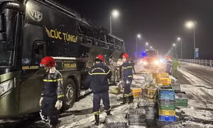 Xe khách bốc cháy ngùn ngụt trên cầu Trà Khúc 2 ở Quảng Ngãi
