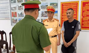 Tạm giữ hình sự tài xế ô tô dùng gậy bóng chày đánh người chở con nhỏ