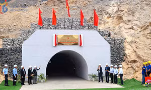 Công ty Than Đèo Nai - Cọc Sáu gắn biển công trình chào mừng Đại hội Đảng bộ Than Quảng Ninh