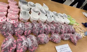 Gần 16 kg thuốc lắc được ngụy trang hộp mỹ phẩm, túi bánh kẹo