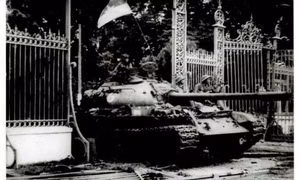 Tiếp nhận bức ảnh lịch sử 'Xe tăng tiến vào Dinh Độc Lập trưa ngày 30/4/1975'