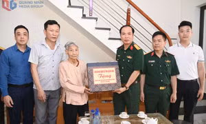 Tặng quà đối tượng chính sách, cựu chiến binh tiêu biểu trực tiếp tham gia Chiến dịch Hồ Chí Minh