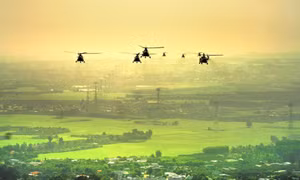 Phi đội trực thăng đón ánh bình minh
