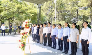 Đoàn đại biểu tỉnh Quảng Ninh dâng hương tri ân các anh hùng liệt sĩ tại tỉnh Quảng Trị