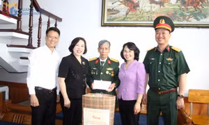 Đồng chí Phó Bí thư Thường trực Tỉnh ủy, Chủ tịch HĐND tỉnh thăm, tặng quà tại Cẩm Phả