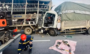 Hai xe tải tông nhau trên cao tốc khiến 2 người tử vong