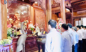 Đoàn đại biểu tỉnh Quảng Ninh dâng hương tại các "địa chỉ đỏ" ở Nghệ An, Hà Tĩnh và Quảng Bình