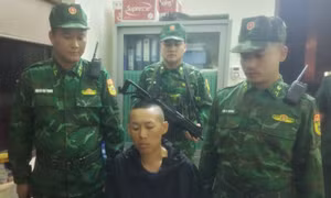 Khống chế đối tượng dùng dao gây thương tích tại cửa khẩu Lào Cai