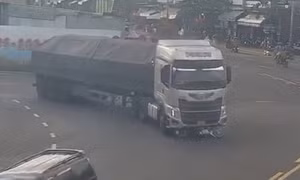 Người đàn ông thoát chết khi bị cuốn dưới gầm xe đầu kéo