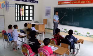 Khi thầy giáo bản làm du lịch