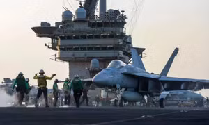 Tàu sân bay Mỹ "đánh rơi" máy bay giá 60 triệu USD vì né đòn tấn công của Houthi