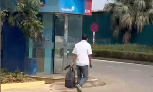 Người đàn ông cầm dao xông vào cướp ngân hàng ở Hà Nội