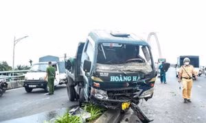 Xe tải mất lái húc gãy cột đèn trên cầu vượt ở Đà Nẵng