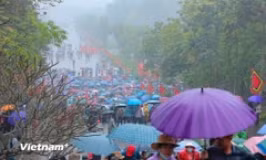 Người dân vượt 500km về đất Tổ dâng hương tưởng niệm các Vua Hùng