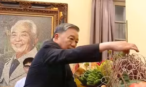Tổng Bí thư Tô Lâm dâng hương tưởng nhớ Đại tướng Võ Nguyên Giáp và Đại tướng Văn Tiến Dũng