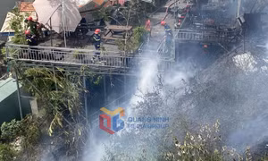Dập tắt đám cháy tại khu 1, phường Hồng Gai, TP Hạ Long