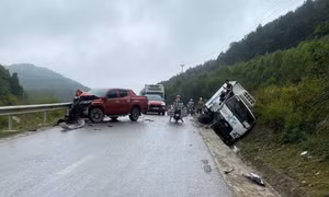 Hai ô tô tông nhau, người đi xe máy tử vong