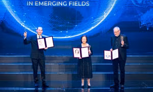 Chủ nhân Giải thưởng VinFuture được vinh danh ở Giải thưởng Breakthrough 2025