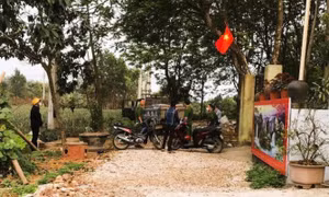 Xe chở vật liệu lùi cán tử vong một cháu nhỏ